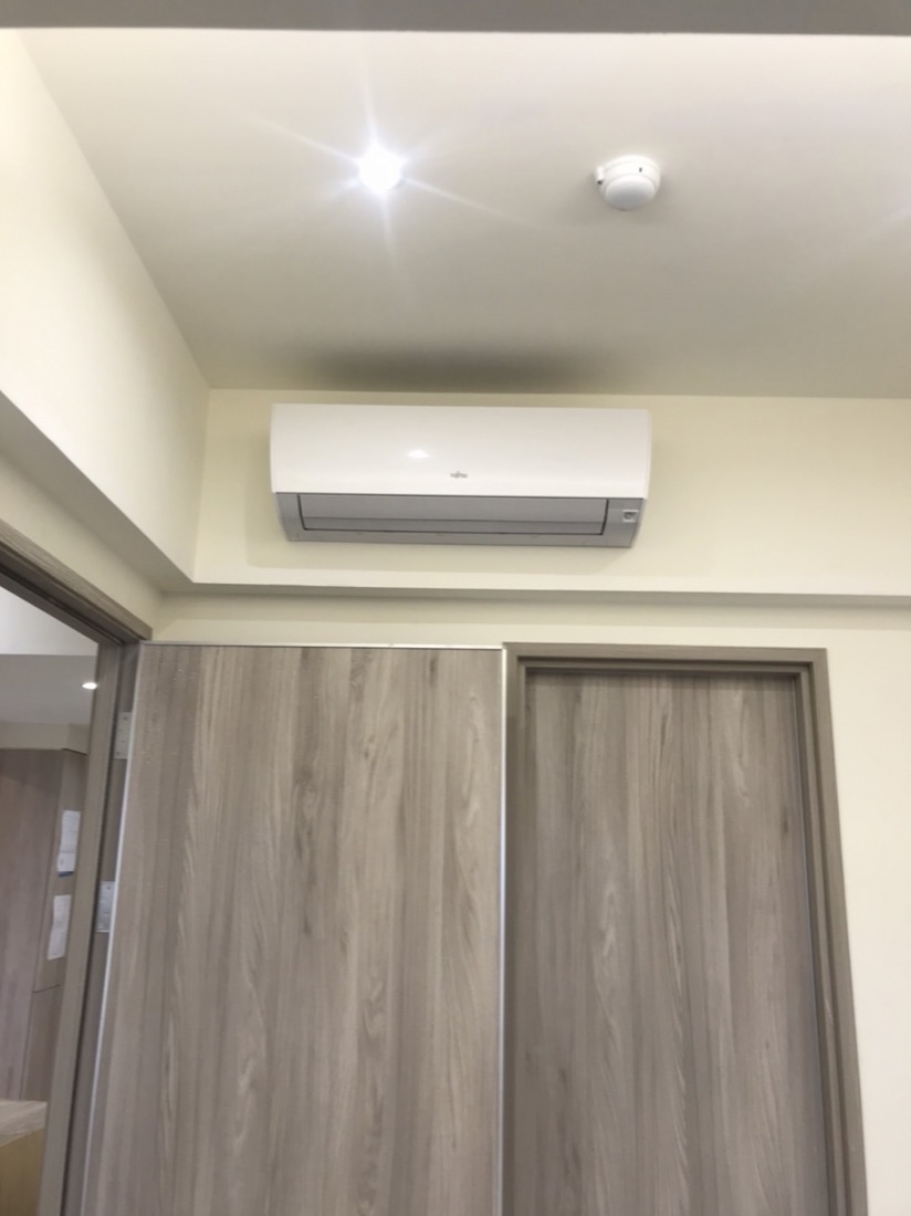 集合住宅室內機安裝完成，天花收邊平整無管線外露
